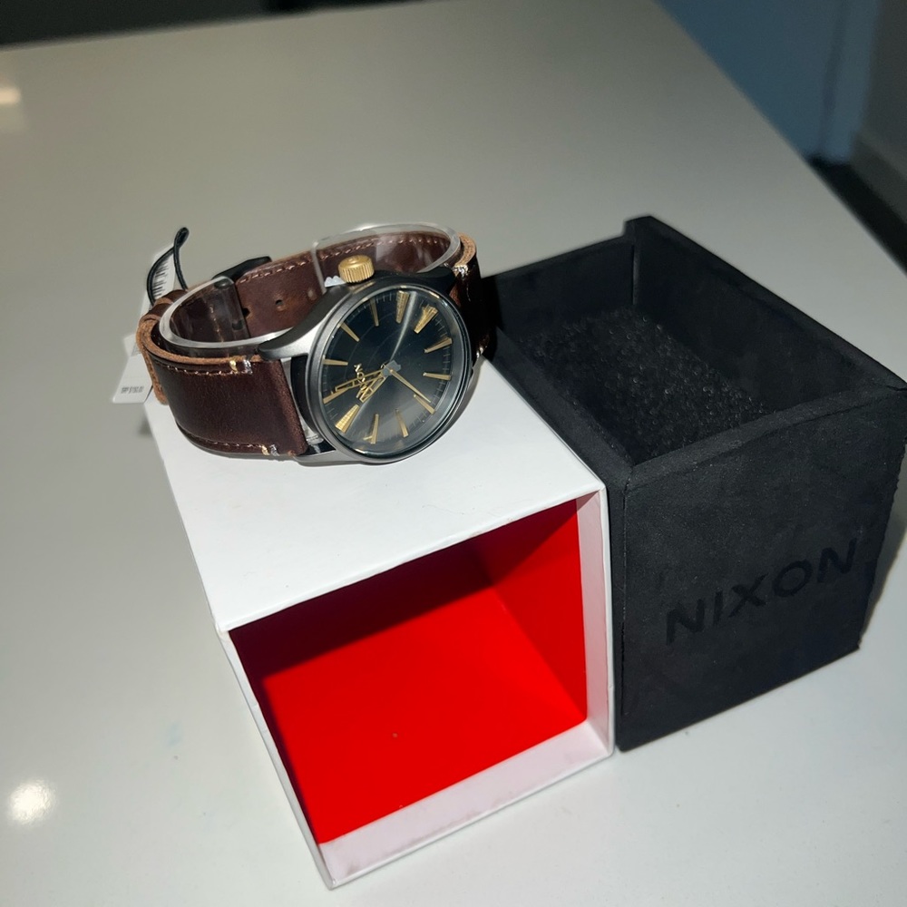 Men’s Nixon Sentry 38 Leather Gunmetal/Gold watch